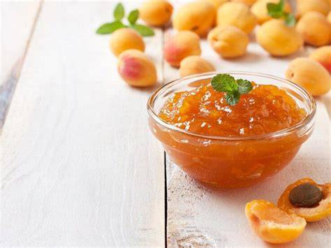 Selbstgemachte Mango-Marillen-Marmelade im Glas