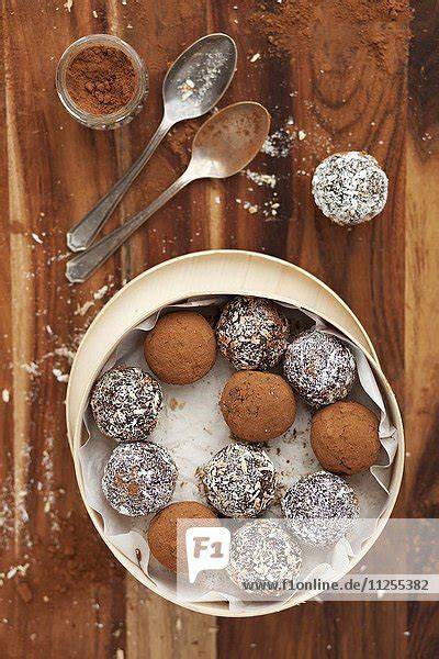 Selbstgemachte Marzipan-Kugel in Kakaopulver gerollt