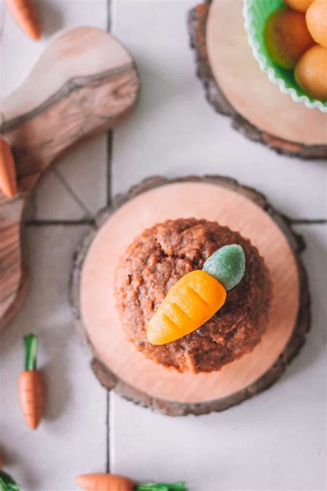 Selbstgemachte Marzipan-Möhren als Deko auf Muffins und Kuchen