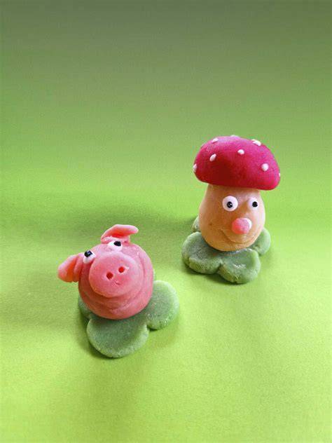 Selbstgemachte Marzipanfiguren: Pilz, Schwein und Kleeblatt