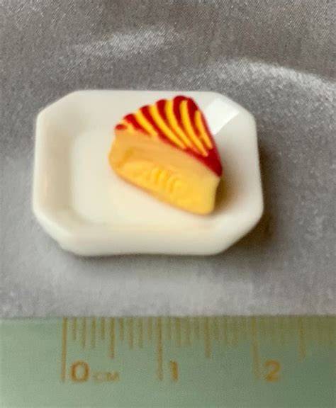 Selbstgemachte Marzipanmöhrchen auf einem Kuchenteller