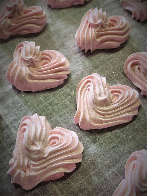 Selbstgemachte Meringues in verschiedenen Formen