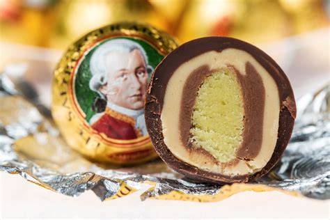 Selbstgemachte Mozartkugeln auf Schokolade getaucht