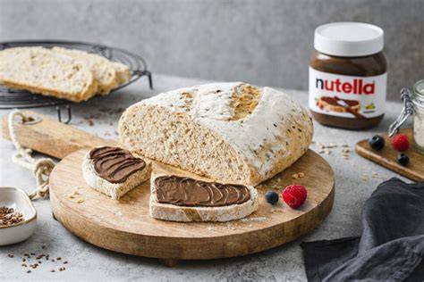 Selbstgemachte Nutella im Glas, angerichtet mit Früchten und Brot
