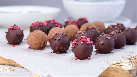Selbstgemachte Pralinen aus Schokolade mit verschiedenen Füllungen