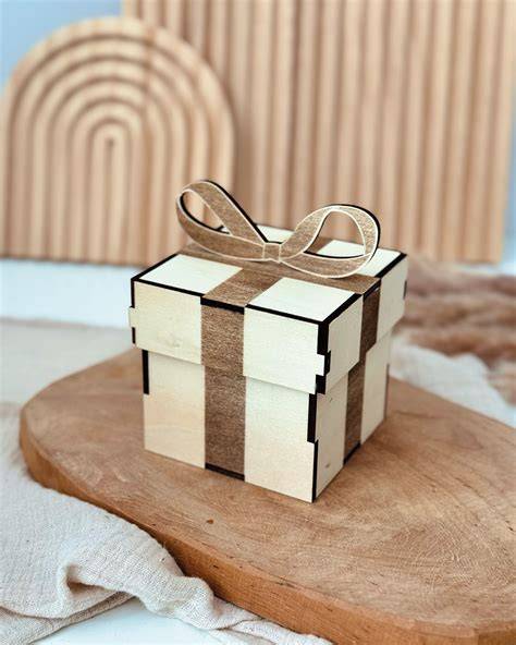 Selbstgemachte Pralinen liebevoll verpackt in einer Geschenkbox mit Schleife