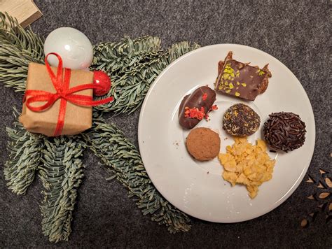 Selbstgemachte Pralinen und Konfekt mit verschiedenen Dekorationen