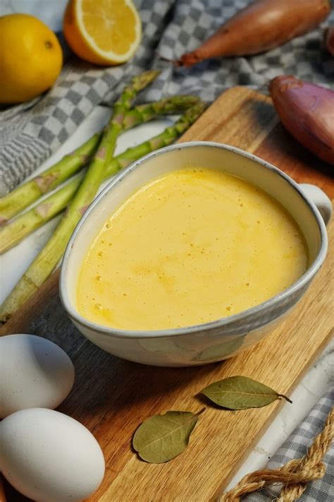 Selbstgemachte Sauce mit Honig-Mohn-Senf in Schale