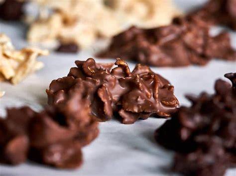 Selbstgemachte Schoko Crossies auf Backpapier