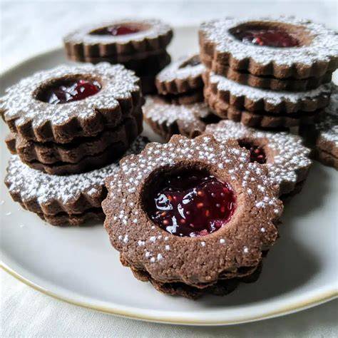 Selbstgemachte Schoko Linzer Plätzchen auf einem Weihnachtsteller
