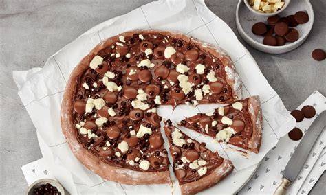 Selbstgemachte Schoko-Pizza mit Nutella und Kuvertüre