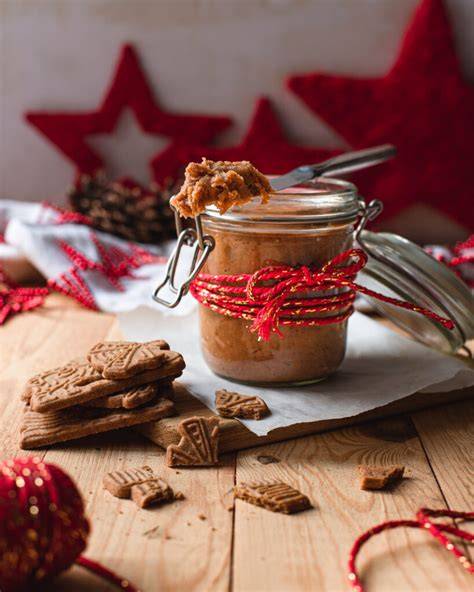 Selbstgemachte Schoko-Spekulatius Creme in verzierten Weihnachtsgläsern
