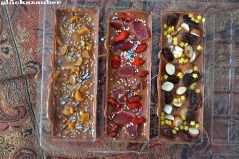 Selbstgemachte Schokoladentafel mit gestreutem Karamell und Salzflocken