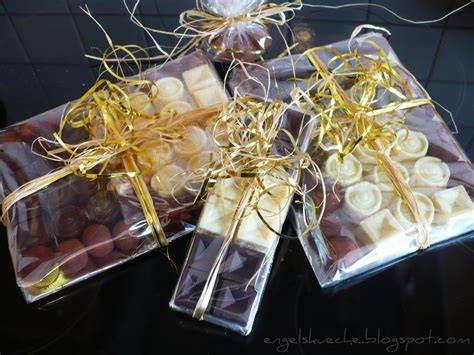 Selbstgemachte Schokoriegel und Pralinen verpackt als Geschenk