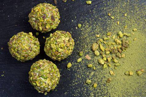 Selbstgemachte Trüffelpralinen mit Streuseln, Pistazien und Kirschen