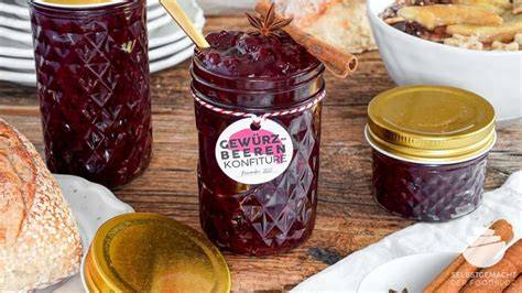 Selbstgemachte Trauben-Johannisbeer-Marmelade im Marmeladenglas auf Frühstückstisch