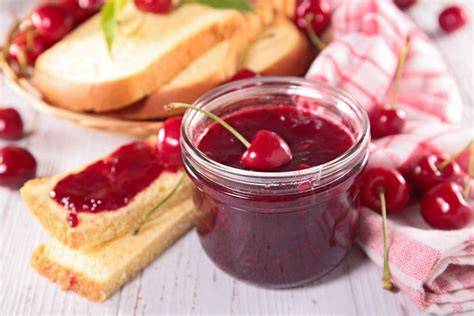 Selbstgemachte Walderdbeermarmelade auf frischem Brot