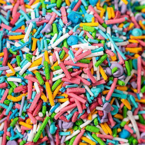 Selbstgemachte Zuckerstreusel in verschiedenen Farben
