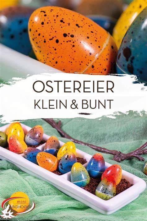 Selbstgemachte bunte Ostereier aus gesunden Zutaten auf Holzbrett
