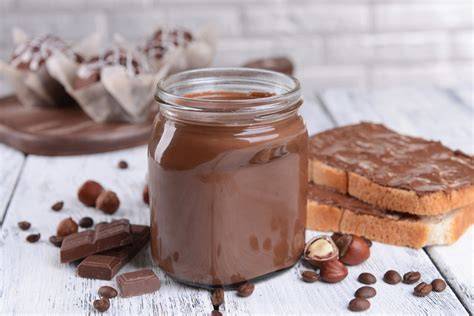 Selbstgemachte vegane Schoko-Nuss-Creme: serviert auf Brot
