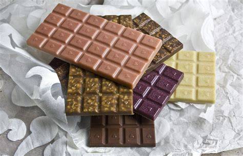 Selbstgemachte vegane Schokolade in Silikonformen