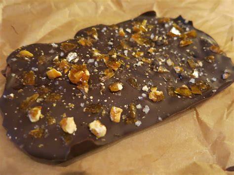 Selbstgemachte weiße Schokolade mit Lakritzstreuseln und Fleur de Sel