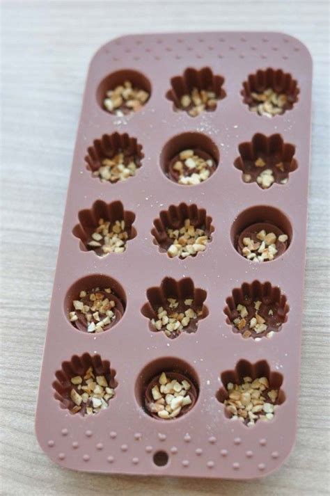 Selbstgemachte zuckerfreie Toffifee Pralinen in einer Silikonform