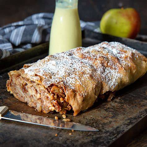 Selbstgemachter Apfelstrudel vor dem Backen