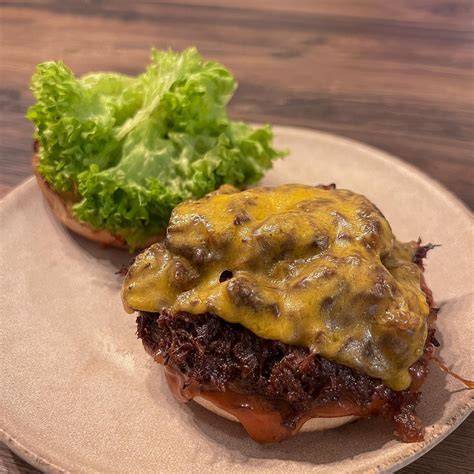 Selbstgemachter Burger mit karamellisierten Honig-Zwiebeln