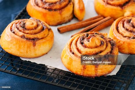 Selbstgemachter Cronut auf Gitter auskühlen