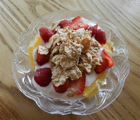 Selbstgemachter Fruchtjoghurt aus Naturjoghurt und Obst