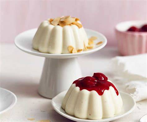 Selbstgemachter Marzipan Pudding in Whiskygläsern