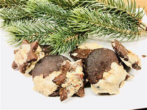 Selbstgemachter Nougat aus Haselnüssen, Zucker und Schokolade