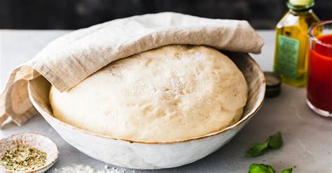 Selbstgemachter Pizzateig - Bild: Teig in Schüssel