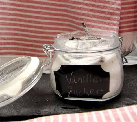 Selbstgemachter Vanillezucker als Geschenk im dekorativen Glas