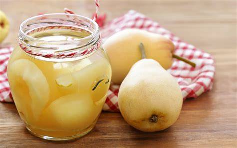 Selbstgemachtes Birnenkompott im Glas