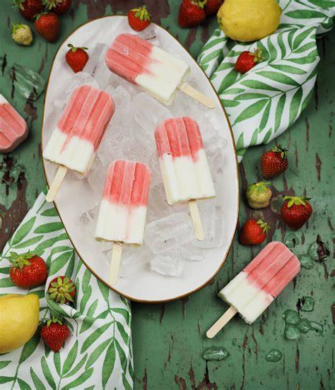 Selbstgemachtes Eis am Stiel in Silikonformen