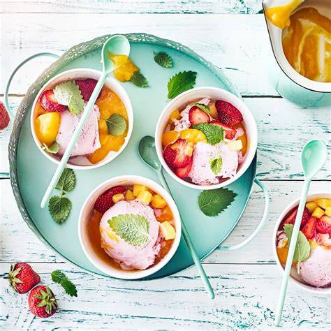 Selbstgemachtes Eis in Schale mit Toppings