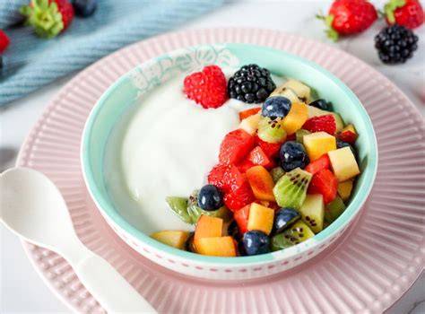 Selbstgemachtes Fruchtjoghurt mit frischen Früchten