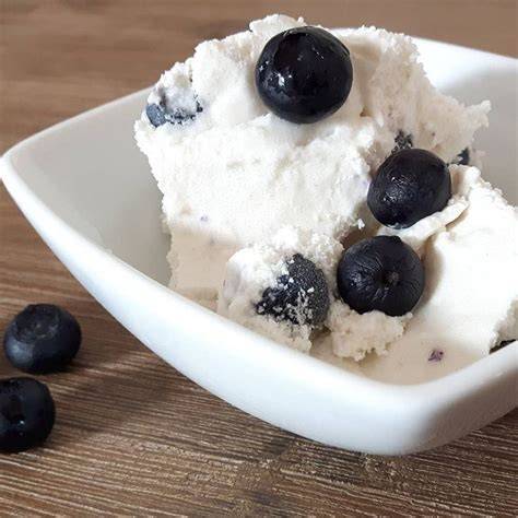 Selbstgemachtes Joghurt-Eis in einer Kastenform