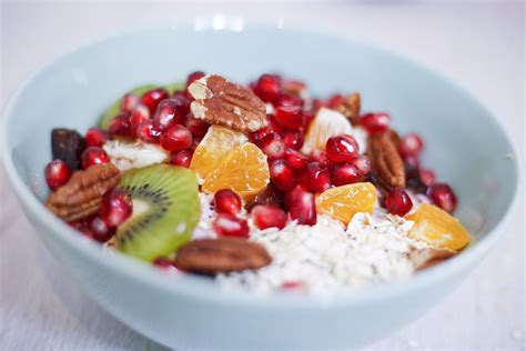 Selbstgemachtes Kindermüsli mit Haferflocken, gehackten Nüssen und frischem Obst