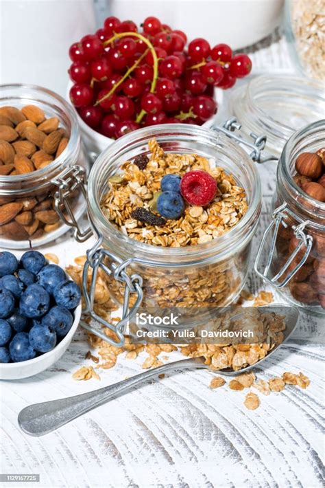 Selbstgemachtes Müsli: Zutaten auf dem Tisch
