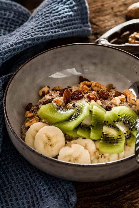 Selbstgemachtes Müsli mit Nüssen und getrockneten Früchten