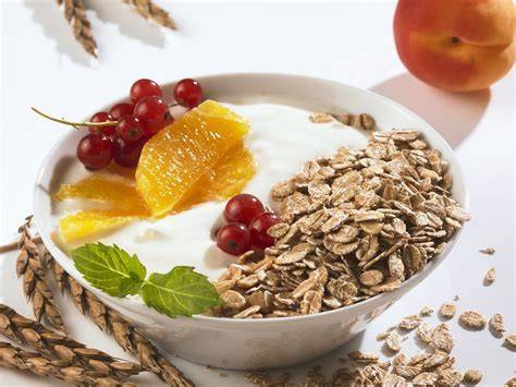Selbstgemachtes Müsli mit frischen Früchten und Haferflocken