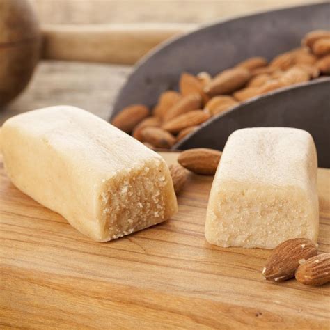 Selbstgemachtes Marzipan auf Backbrett