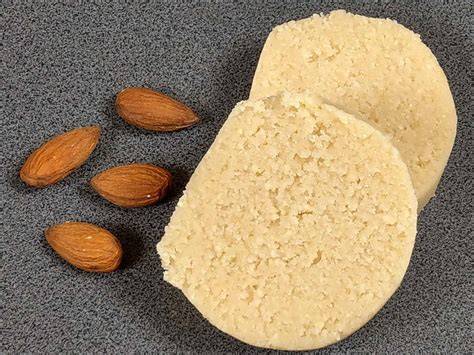 Selbstgemachtes Marzipan auf Frischhaltefolie