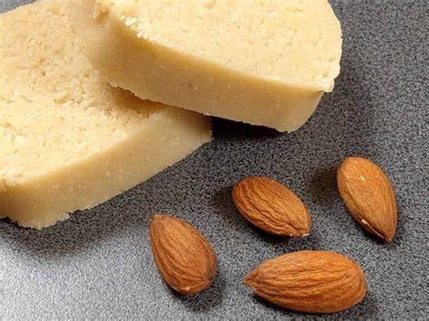 Selbstgemachtes Marzipan in der Frischhaltefolie