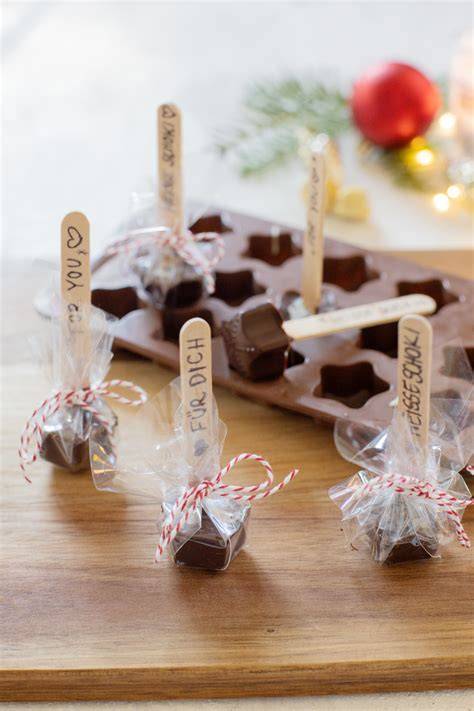 Selbstgemachtes Nougat-Schokoladen Geschenk mit natürlicher Verpackung