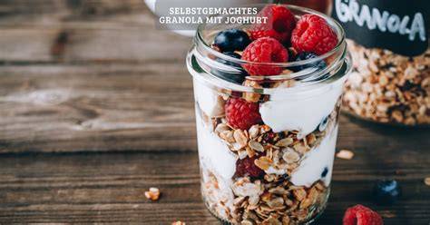 Selbstgemachtes Trester-Granola auf Joghurt