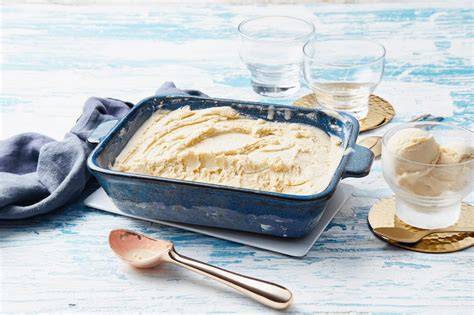 Selbstgemachtes Vanilleeis neben Schokokuchen